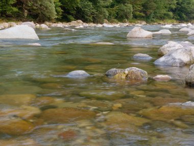 İtalya dağlarında gün batımında dağ nehri