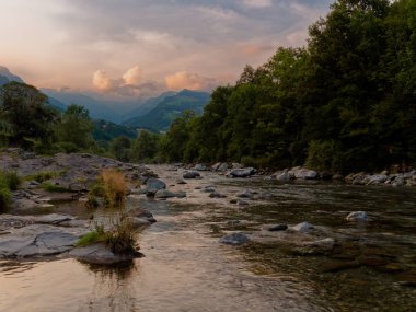 İtalya dağlarında gün batımında dağ nehri