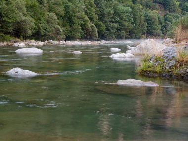 İtalya dağlarında gün batımında dağ nehri