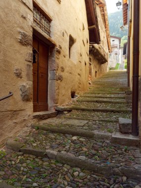 Bir İtalyan evin duvarında eski ahşap kapı