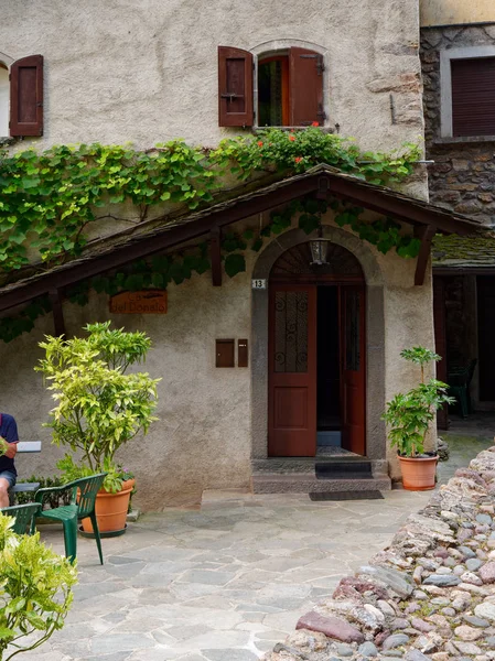Hermosa ventana con vegetación en la pared de una casa italiana —  Fotos de Stock