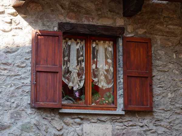Piękne okno z zielenią na ścianie włoskiego domu — Zdjęcie stockowe