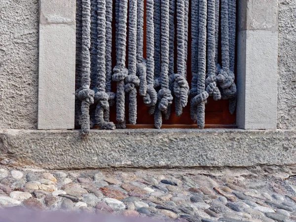 Vecchia porta in legno sulla parete di una casa italiana — Foto Stock