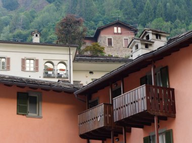 Bir İtalyan evin duvarında güzel balkon