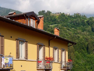 Bir İtalyan evin duvarında eski ahşap kapı