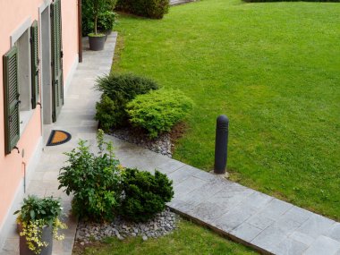 Bir İtalyan evinin çim ile rahat bir avlu