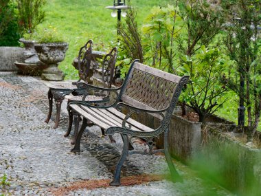 Bir İtalyan evinin çim ile rahat bir avlu