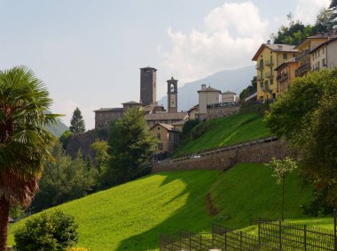 Bir İtalyan evinin çim ile rahat bir avlu