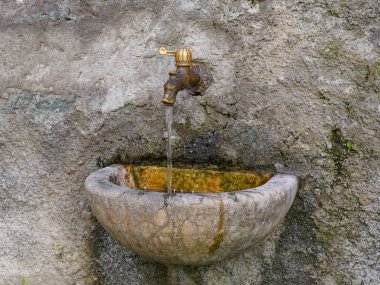 bir İtalyan köyünün içme suyu ile taş washstand