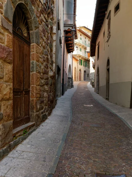 Vieille porte en bois sur le mur d'une maison italienne — Photo