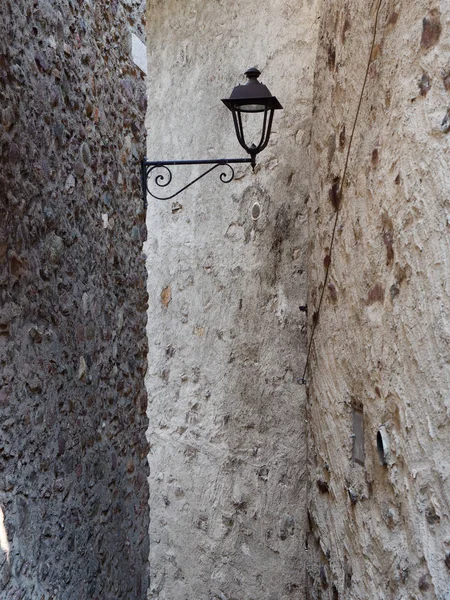 Lâmpada de rua velha para iluminar uma rua aldeia italiana — Fotografia de Stock
