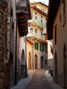 bir dağ İtalyan köyünün dar sokak