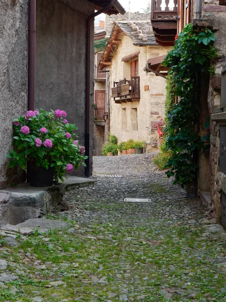 Στενό δρόμο ενός ορεινού ιταλικού χωριού — Φωτογραφία Αρχείου