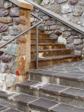 bir dağ İtalyan köyünün taş adımlar sokak