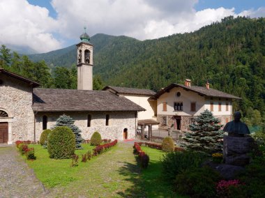 Bergamo, Gromo, İtalya - 9 Ağustos 2019: Bir dağ köyünde güzel bina