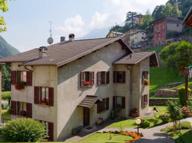 Bergamo, Gromo, İtalya - 9 Ağustos 2019: Bir dağ köyünde güzel bina