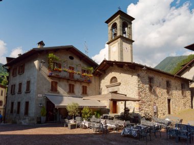 Bergamo, Gromo, İtalya - 9 Ağustos 2019: Bir dağ köyünde güzel bina