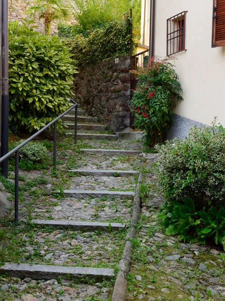 Escalones de piedra calle de un pueblo italiano de montaña —  Fotos de Stock