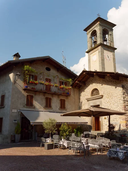 Bergamo, Gromo, Italien-9 augusti 2019: vacker byggnad i en bergsby — Stockfoto