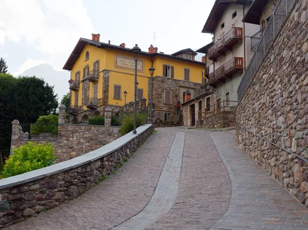 Bergamo, Gromo, Italië-augustus 9, 2019: prachtig gebouw in een bergdorp — Stockfoto