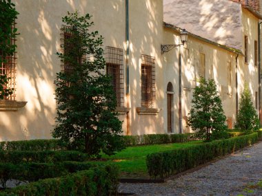 Mantova şehrinde bir kalede yeşil park, İtalya