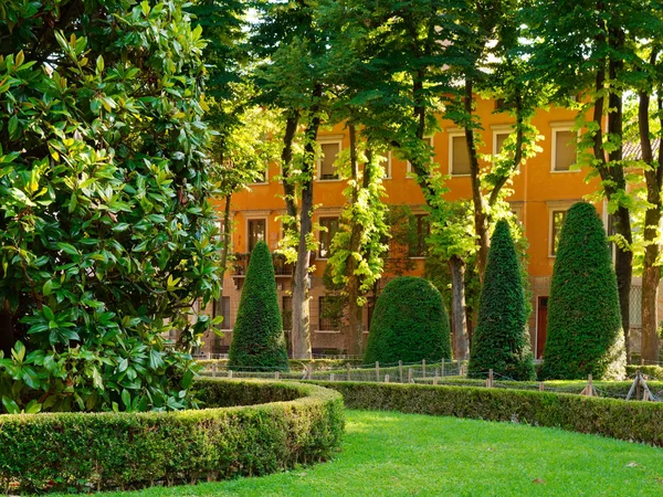 Zelený park na hradě ve městě Mantova, Itálie — Stock fotografie