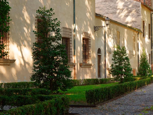 Parco verde in un castello nella città di Mantova, Italia — Foto Stock