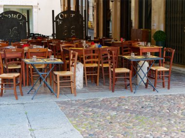 Mantova sokakta kafe masaları, İtalya