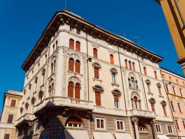 Mantova şehrinde sarı ve kırmızı ev, İtalya