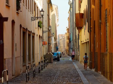 Mantova, İtalya - 10 Ağustos 2019: Güzel dar şehir caddesi 2019