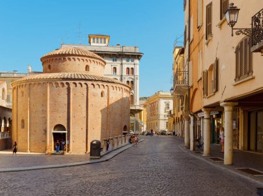 Mantova, İtalya - 10 Ağustos 2019: Piazza Sordello'daki tarihi binalar