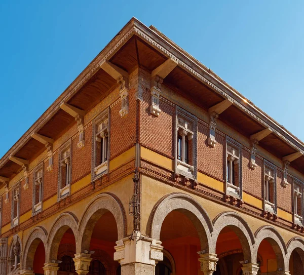 Casa amarela e vermelha na cidade de Mantova, Itália — Fotografia de Stock