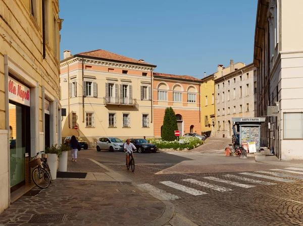 Mantova, Olaszország-augusztus 10, 2019: gyönyörű keskeny városi utca 2019 — Stock Fotó
