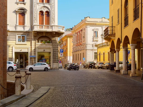Мантуя, Італія-10 серпня 2019: красива вузька вулиця міста 2019 — стокове фото