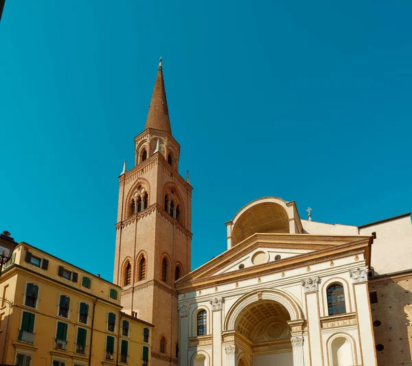Mantova, ITÁLIA - 10 de agosto de 2019: Edifícios históricos na Piazza Sordello — Fotografia de Stock