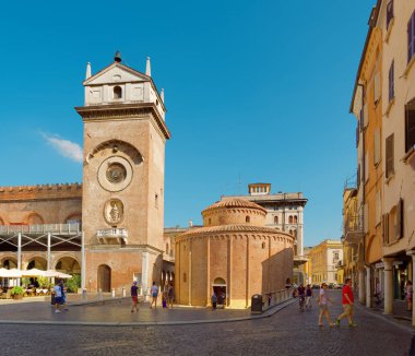 Mantova, İtalya - 10 Ağustos 2019: Piazza Sordello'daki tarihi binalar