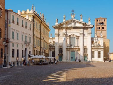 Mantova, İtalya - 10 Ağustos 2019: Piazza Sordello'daki tarihi binalar