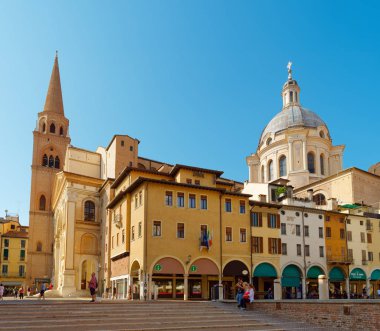 Mantova, İtalya - 10 Ağustos 2019: Piazza Sordello'daki tarihi binalar