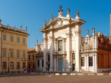 Mantova, İtalya - 10 Ağustos 2019: Piazza Sordello'daki tarihi binalar