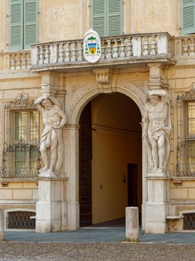 Mantova, İtalya - 10 Ağustos 2019: Piazza Sordello'daki tarihi binalar