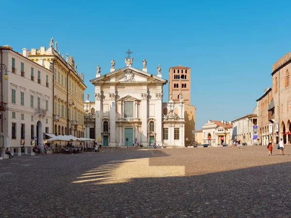 Mantova, Itálie-10. srpna 2019: historické budovy na Piazza Sordello — Stock fotografie