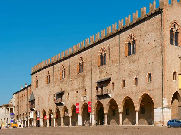 Mantova, İtalya - 10 Ağustos 2019: Piazza Sordello'daki tarihi binalar — Stok fotoğraf