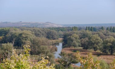 Sonbahar mevsiminde tepeden sel baskını manzarası. Kupyansk, Ukrayna