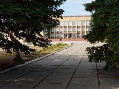 Sonbaharda şehrin idari binası. Kupyansk, Ukrayna