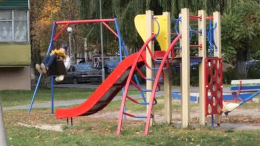 Gomel, Belarus - 5 Ekim 2019: Yerleşim alanındaki çocuk parkı.