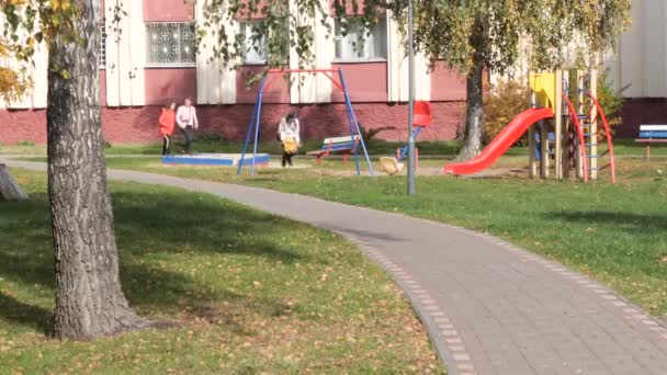Gomel, Weißrussland - 5. Oktober 2019: Kinderspielplatz im Wohngebiet. — Stockvideo