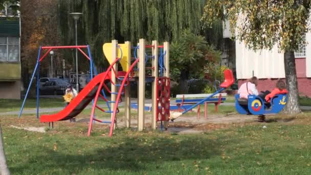 Gomel, Weißrussland - 5. Oktober 2019: Kinderspielplatz im Wohngebiet. — Stockvideo