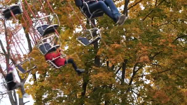 Gomel, Weißrussland - 5. Oktober 2019: Kinder fahren im Herbst auf dem Karussell — Stockvideo