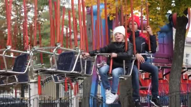 Gomel, Vitryssland - 5 oktober 2019: barn åker karusell på hösten — Stockvideo