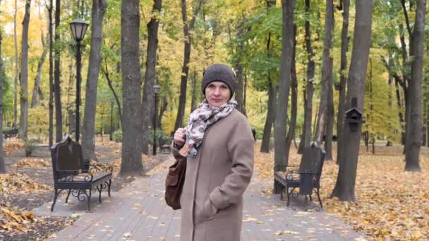 Bella donna si trova in autunno parco giallo — Video Stock